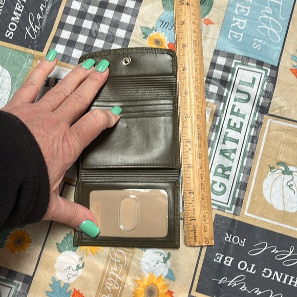 Buxton Small Genuine Leather Exterior Green Tri-fold Wallet - Picture 6 of 8